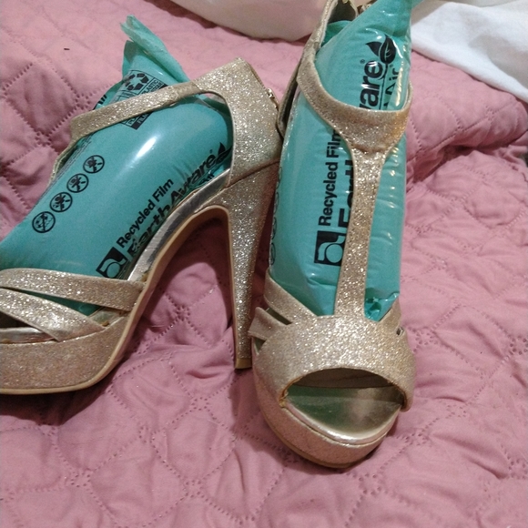 Gold heels - Picture 2 of 4